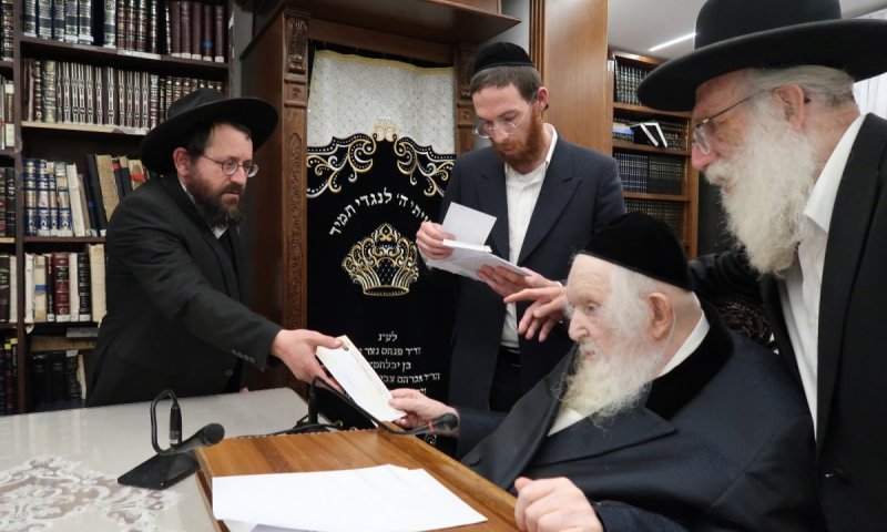 מדוע פוסק הדור התעקש לחלק לאברכים בעצמו את הקמחא דפסחא?