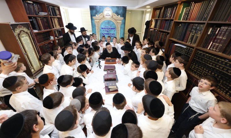 כי הם חיינו: כשראש הישיבה הישיש התרגש, בכה ושר יחד עם הילדים | וידאו