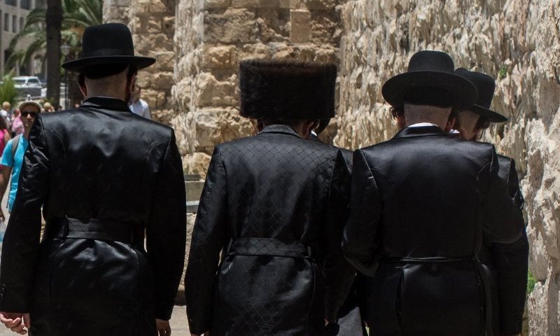 השטריימל נהרס: צעירים על קורקינטים תקפו אברך בבלוני מים באשדוד