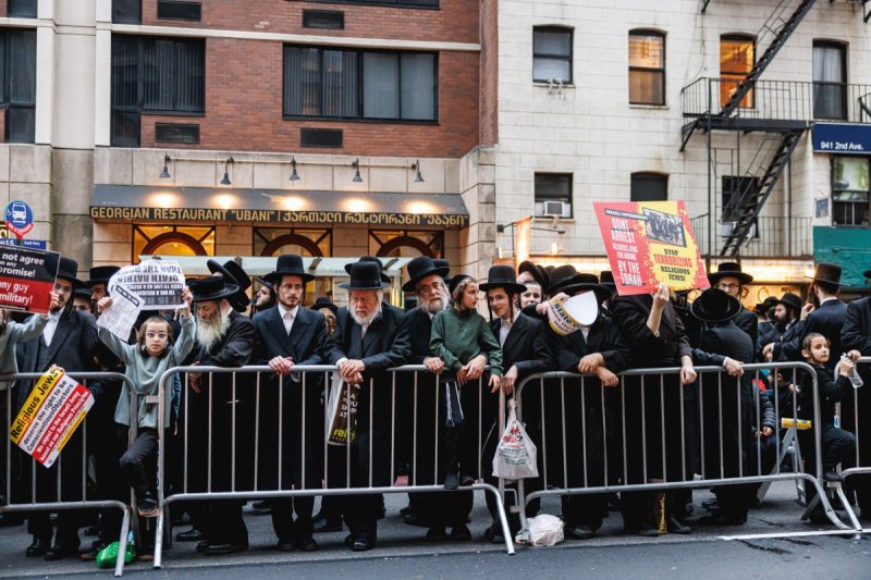 האחים לאנטשעווסקי, אברומי בלום, ד. ה. כרם, אייזיק. י, Clear shot