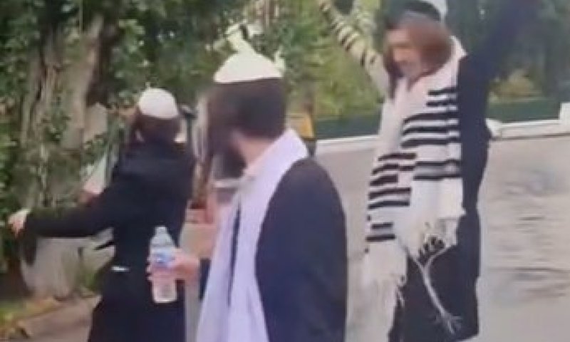 חסידי ברסלב תועדו רוקדים באיזמיר &ndash; והסרטון הפך לויראלי