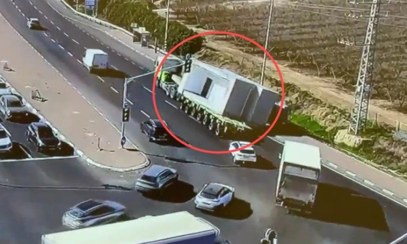 ממ"ד במשקל 20 טון נפל ממשאית וגרם לעומסי תנועה כבדים &bull; צפו
