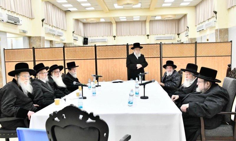 האדמו"רים יעלו למעונם של מנהיגי דגל התורה: הניסיון לאחד חזית נגד חוק הגיוס