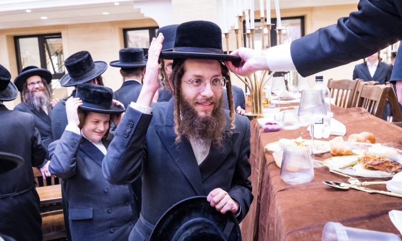 בהילולת הריבניצער: אלפים חבשו את כובע הצדיק ביומא דהילולא