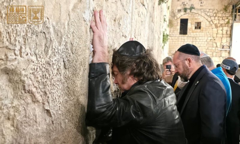 נשיא ארגנטינה התקבל בכותל בשירת "ימים" ונפרד מישראל