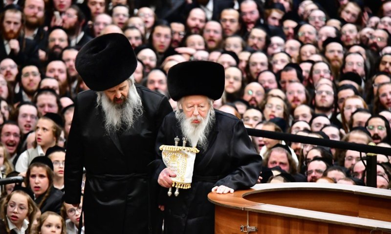 תיעוד ענק: האדמו"ר מגור בהקפות שניות במוצאי שמחת תורה