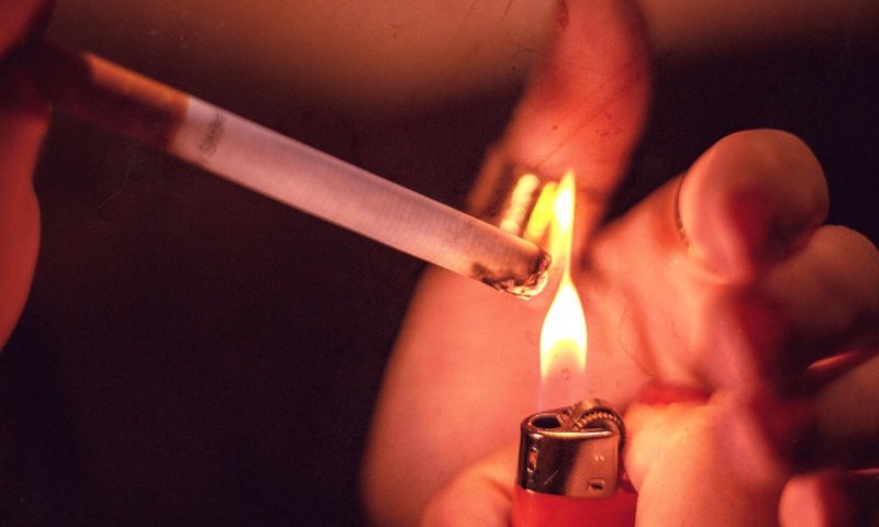 ישראלי נעצר בעוון עישון סיגריה - נשלח למעצר בית