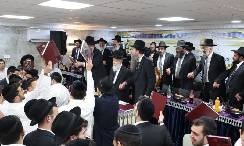 הכרך השלישי של "נזר כהן": הגאון רבי זמיר כהן חגג עם בני הישיבה