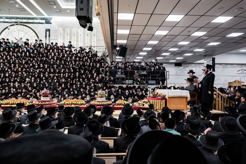 בחצרות סאטמר