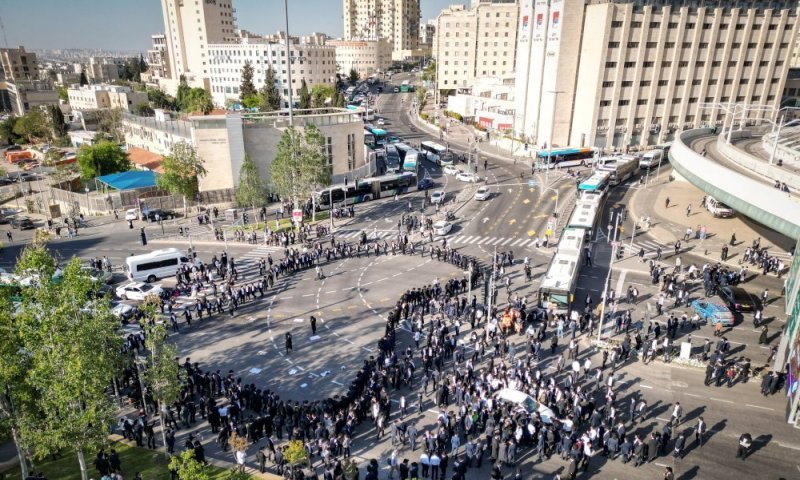 מאות חוסמים את הכניסה לי-ם, חייל שלף את נשקו | תיעוד מהעימותים