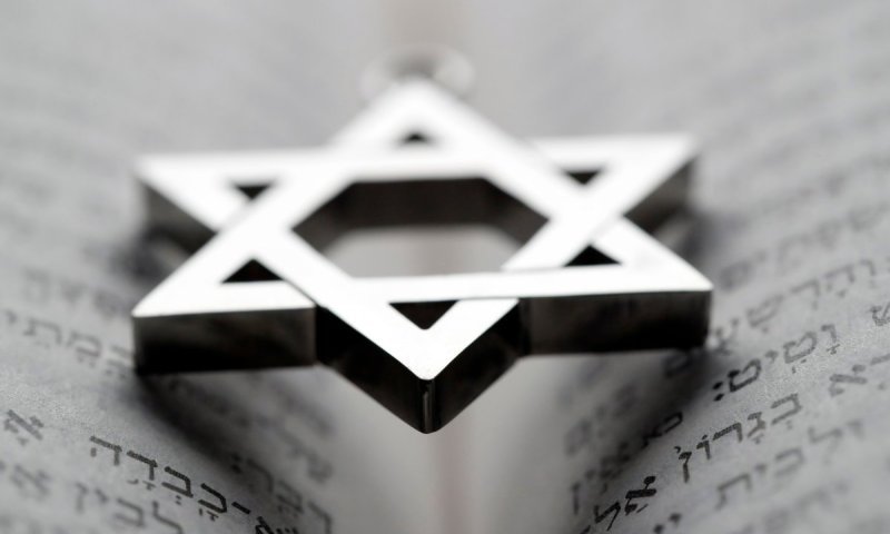 התגאה על שסרב לעבוד אצל יהודי, הוריו זרקו אותו מהבית