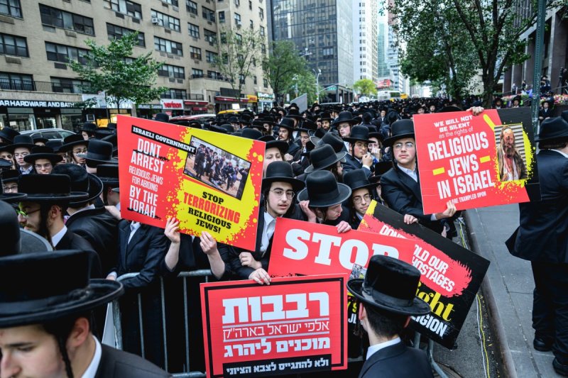 האחים לאנטשעווסקי, אברומי בלום, ד. ה. כרם, אייזיק. י, Clear shot