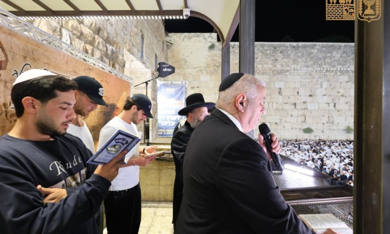 במעמד שורדי השבי: רבבות השתתפו הלילה בעצרת הסליחות בכותל המערבי