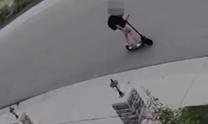 היה שקוע בסלולארי: נער רכב על קורקינט חשמלי והתרסק לתוך רכב חונה