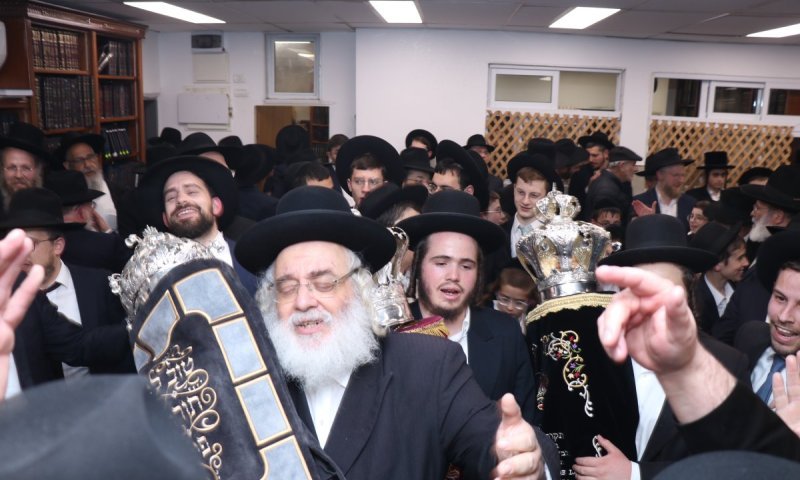 ספר תורה לזכרו של עורך 'משפחה' הוכנס לקראוון של הרב אלישיב