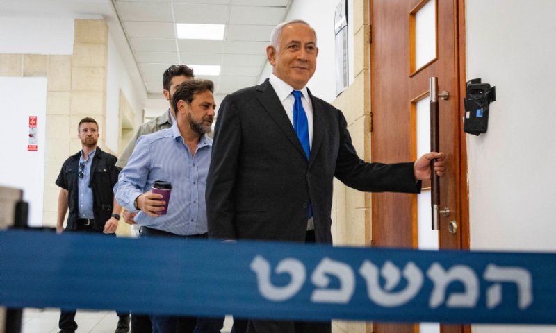 קרב פנימי בלשכת נתניהו: הפרקליטים דוחפים לשיחות - המשפחה בולמת