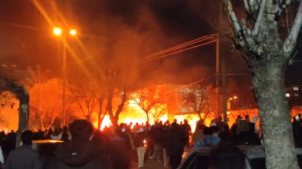 השגרירה הפלסטינית הותקפה על ידי מפגינים בטהראן ופונתה לבית חולים