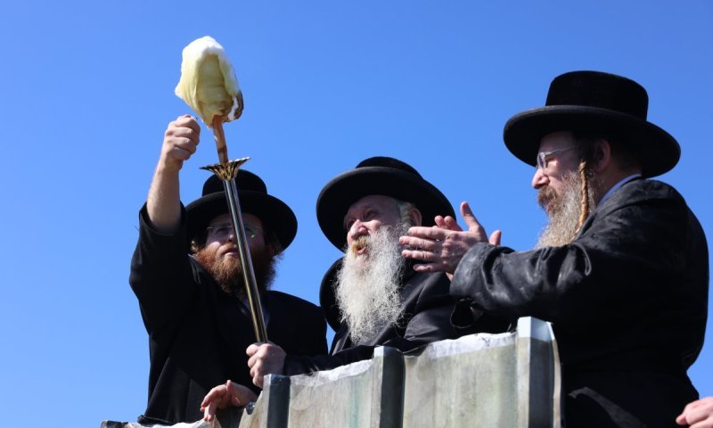 יומים אחרי ההילולא: האדמו"ר הגיע לתפילה בציון הרשב"י וערך הדלקה