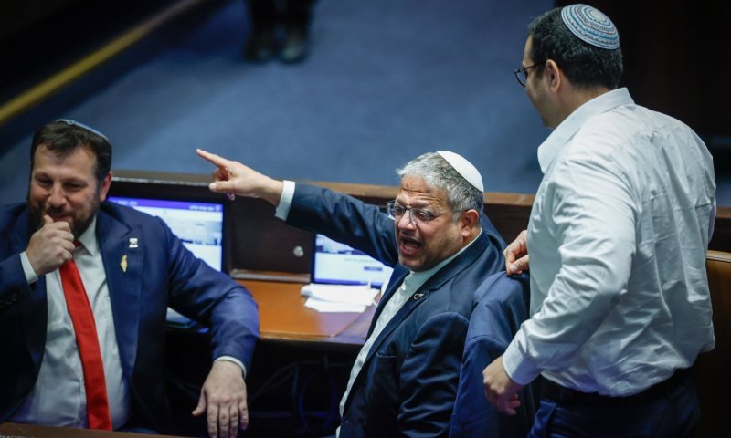 בן גביר נגד סער: "הרכנת הראש בפני הטרוריסטים היא בושה"
