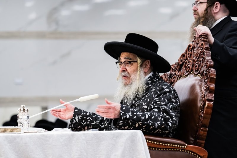 בחצרות סאטמר