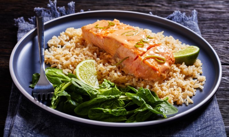 מתכון לתחילת שבוע נהדר: סלמון על מצע אורז צהבהב בתבנית אחת