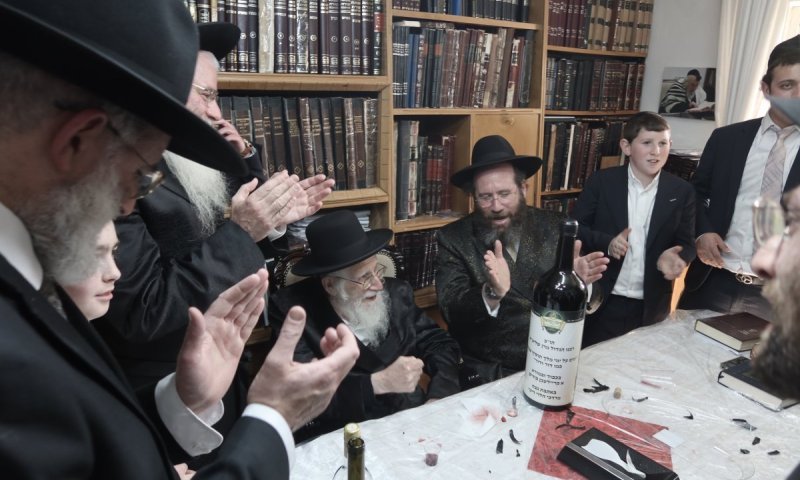 לָבוֹא אֶל הַמֶּלֶךְ: פורים במחיצת מנהיג 'בני תורה' הגר"ע אויערבאך