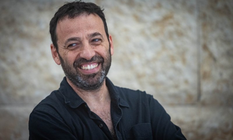 מלחמה חזיתית: רביב דרוקר מול כוכבי ערוץ 14 בקרב של מעל מיליון שקלים