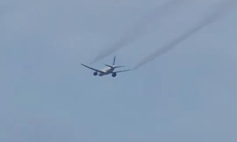 תיעוד: טיסת יונייטד איירליינס חזרה לשדה התעופה לאחר שיצא עשן  מהמנוע