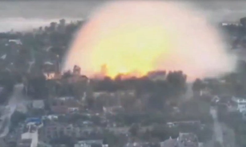 הדף מטורף: פצצת גלישה רוסית במשקל 3 טונות פוגעת בעיירה באוקראינה