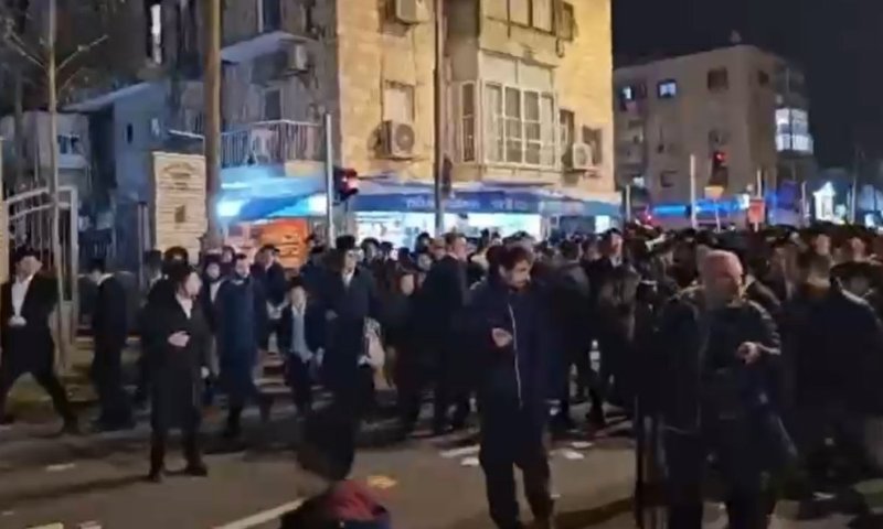 קיצונים תקפו עיתונאים בהפגנה בירושלים, פצעו מאבטח ושברו מצלמה | תיעוד