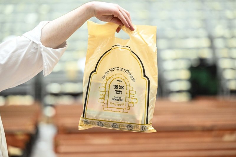 משה גולדשטיין, א. איזנבאך וארי קופרשטוק.