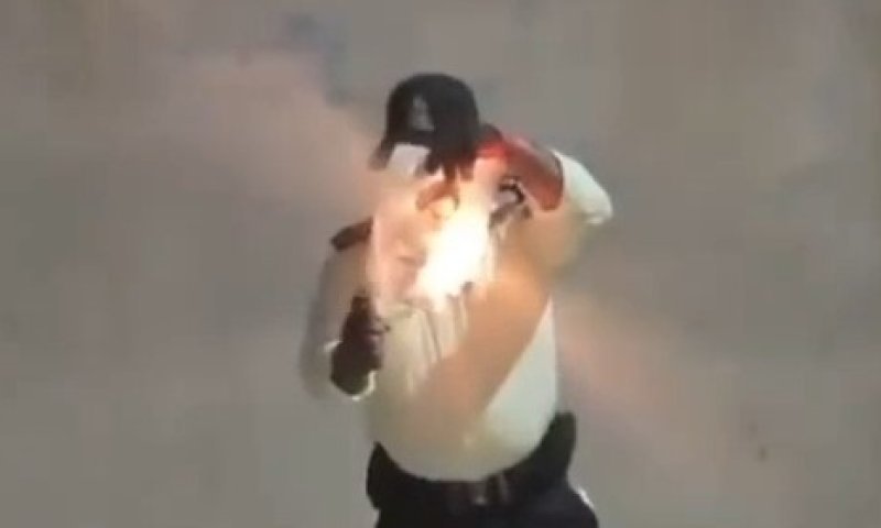 המחאות באיראן מחריפות: שוטר תועד שורף את תמונת ח'ומייני  