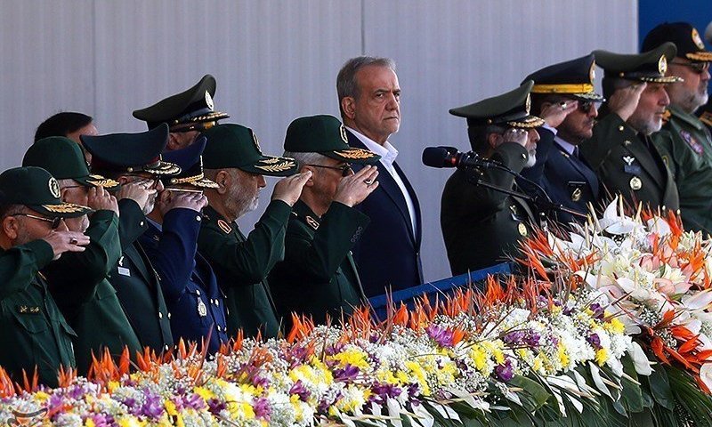 סימני קריסה בטהרן: בכירים בוחנים יציאה חשאית מהמדינה