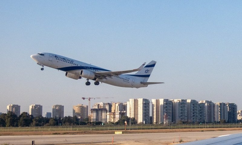 אל על מחמירה נהלים: איסור מוחלט על שימוש במטענים ניידים בטיסה