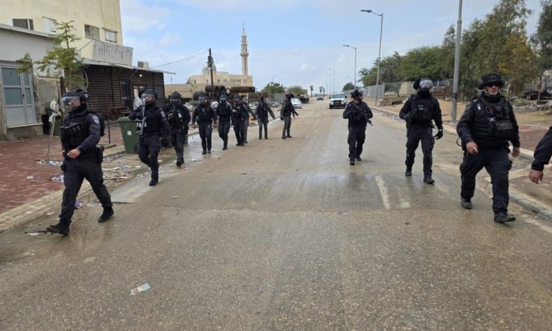 אחרי הצתת הרכבים, נמשך המבצע בכפר הבדואי: "מי שלא נורמטיבי, נכסח אותו"