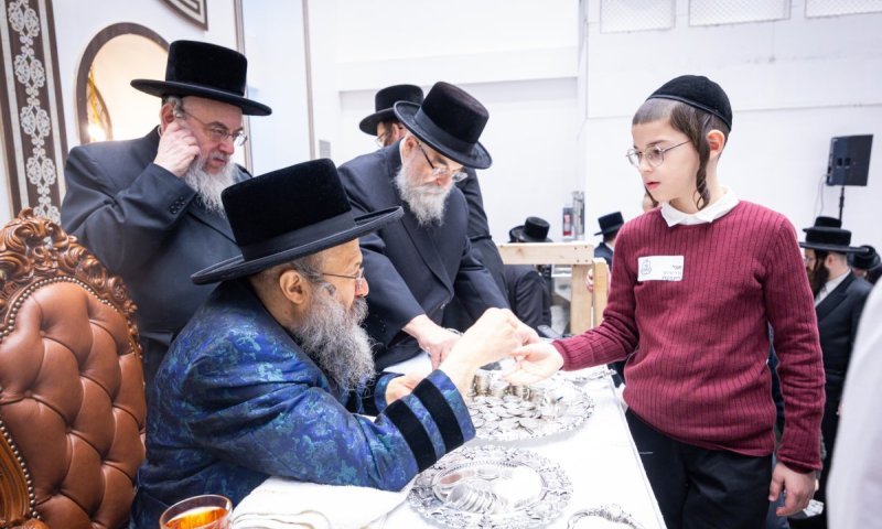 חנוכה בבאבוב - 45: חלוקת מטבעות עם צורת בניין ה'מתיבתא'