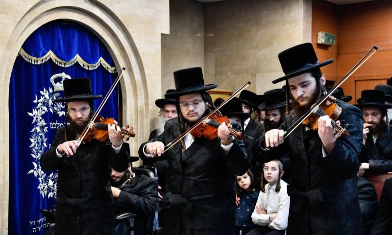 ההדלקה בנדבורנה התאחרה בשעה: צעירי האברכים ניגנו בכינורות