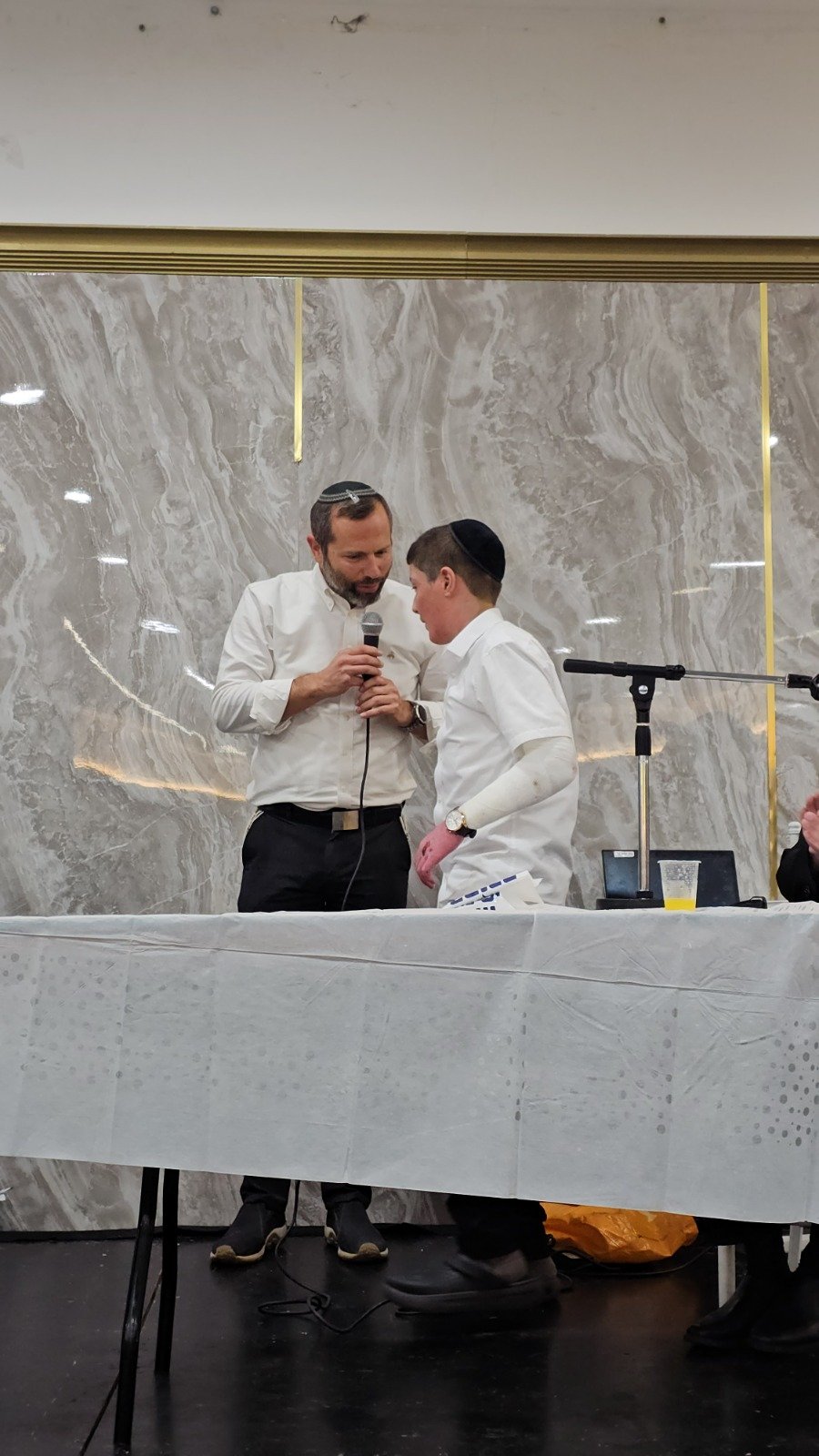 באדיבות המצלם