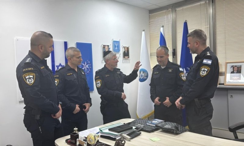 לאחר שהקטנוע הוצת בבני ברק: המשטרה העניקה תפילין חדשות לשוטר | צפו