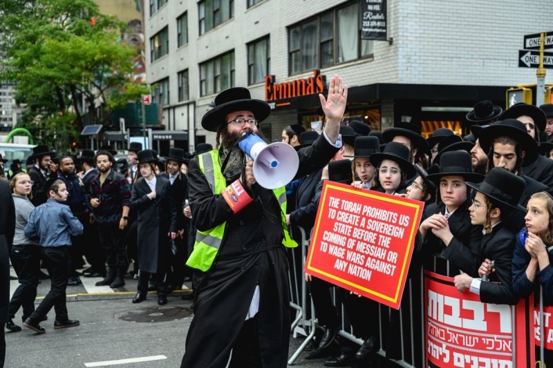 האחים לאנטשעווסקי, אברומי בלום, ד. ה. כרם, אייזיק. י, Clear shot