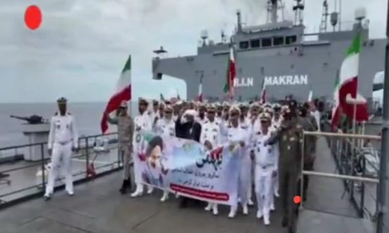 חיילי חיל הים האיראני בקריאות "מוות לאמריקה"