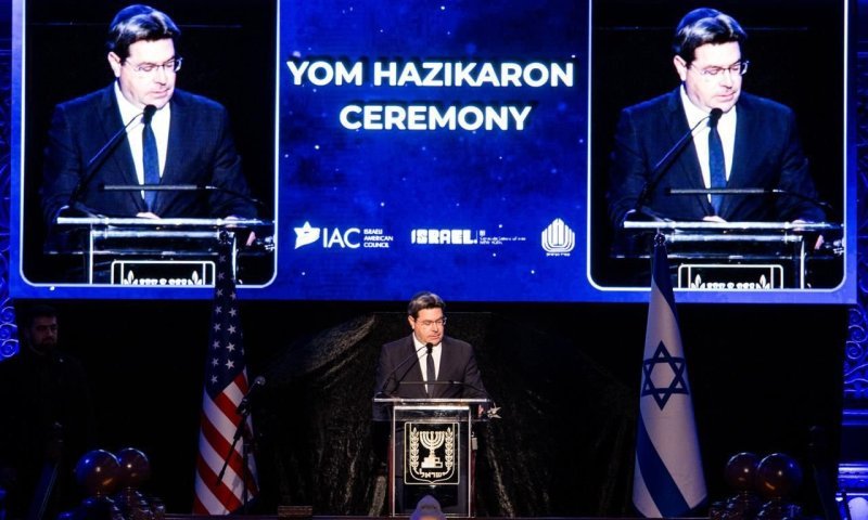 אקוניס בטקס יום הזיכרון בניו יורק: "העולם מעדיף לראות יהודים חלשים"