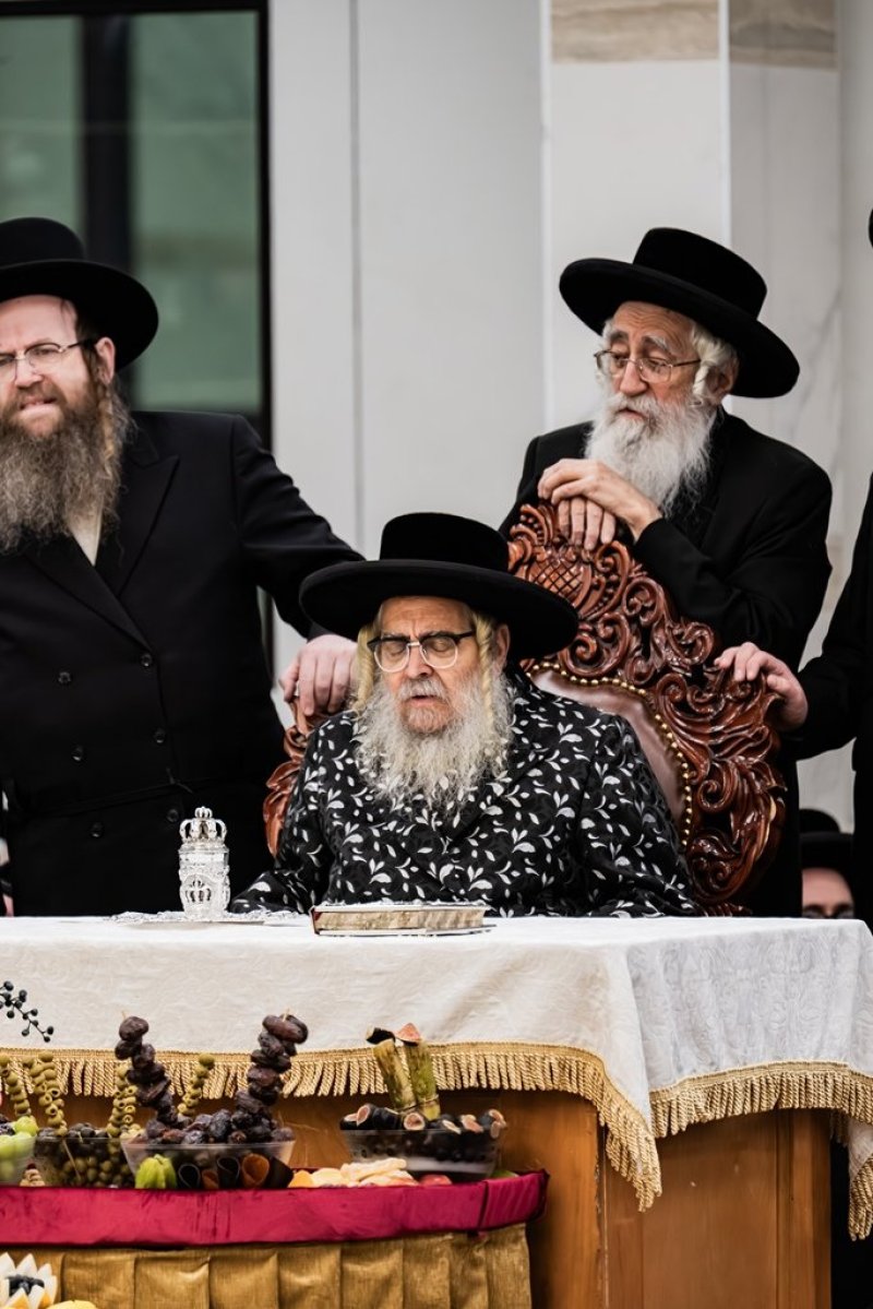 בחצרות סאטמר