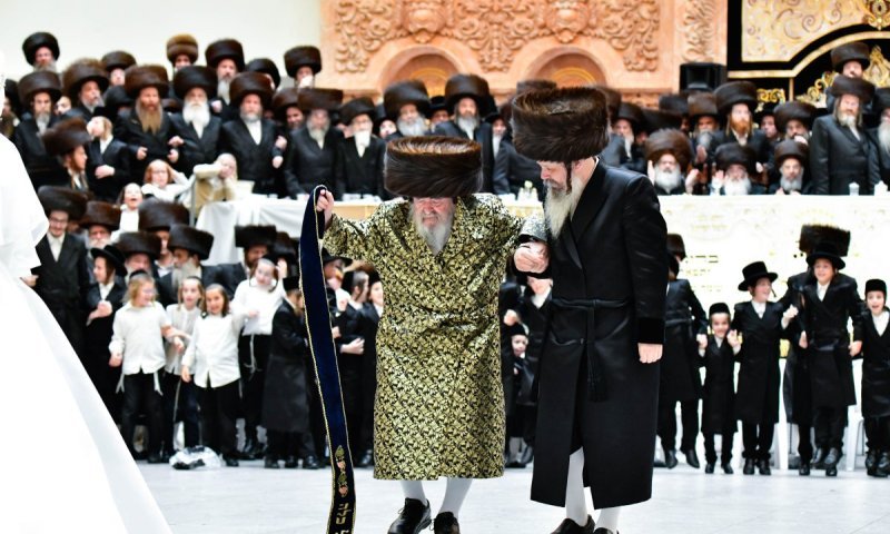 שמחת החתונה בויז'ניץ: האדמו"ר רקד מצווה טאנץ בחתונת הנכד | תיעוד