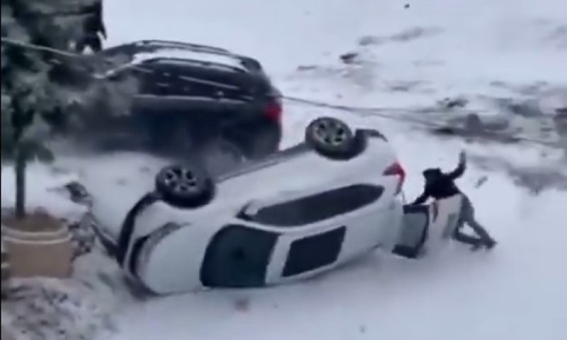 תאונה דרמטית בטורקיה: הרכב מחליק בשלג והופך רכב נוסף