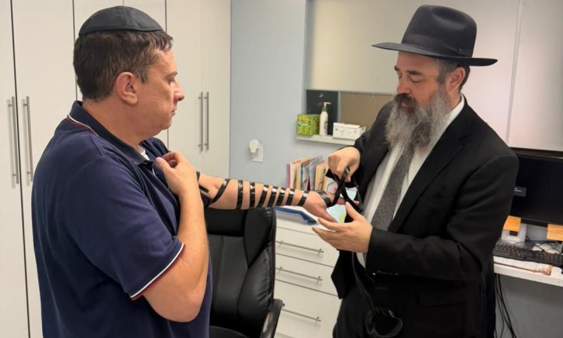 ה"שם" לא מת: שמו של הרב אלי שלאנגר הוענק לנימול המבוגר | צפו בתיעוד המרגש