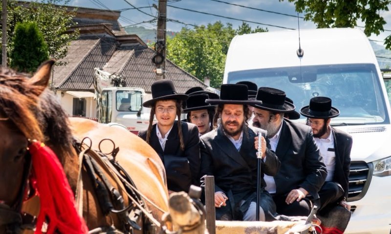 האדמו"ר, הזמר והחסידים על סוס ועגלה בדרך לציון בקרעטשניף