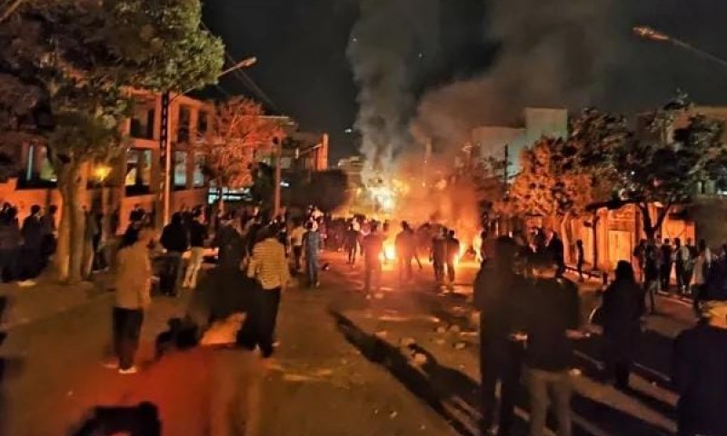 &ldquo;אין כבר ממה לפחד&rdquo;: הזעם גובר ברחובות איראן