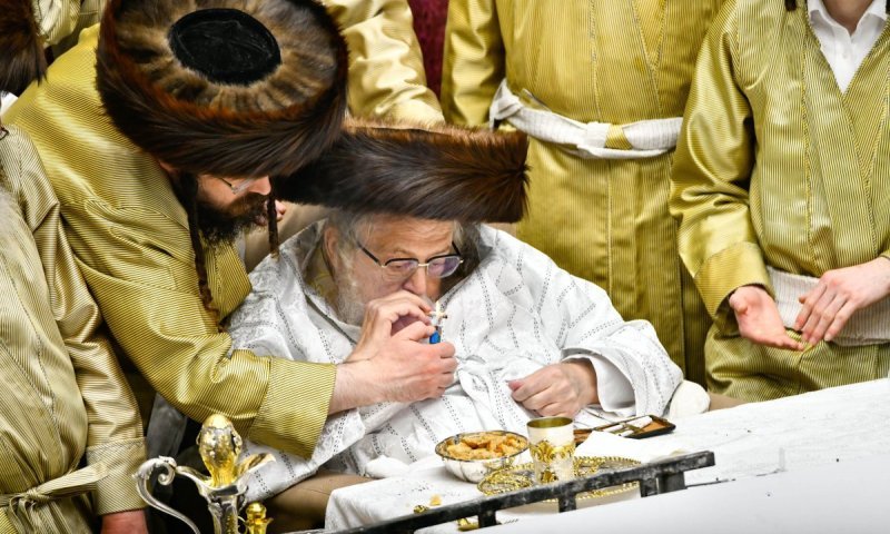 פורים בתולדות אברהם יצחק: הרבי עישן סיגריה עם ה'פייפ' של ה'אמרי חיים'