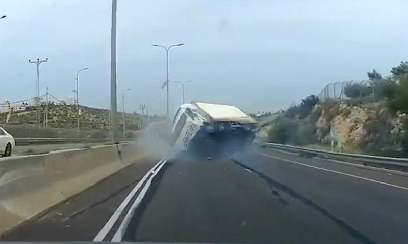 תיעוד דרמטי: נהג המשאית מאבד שליטה ומתהפך באמצע הכביש